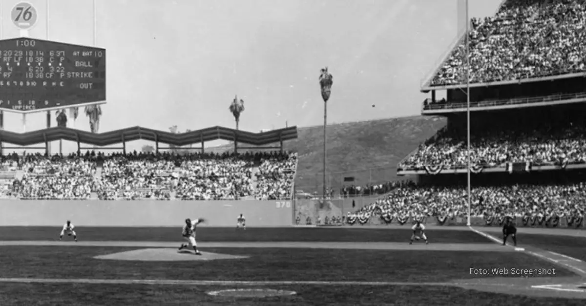 Partido inaugural en Dodger Stadium el 10 de abril de 1962. La imagen muestra un lanzador zurdo y dos jugadores de cuadro