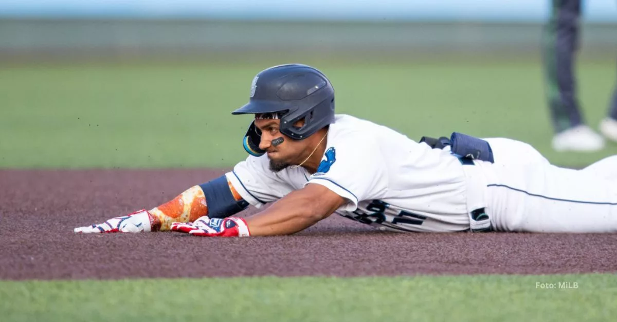 Victor Labrada llegando de cabeza en un juego con la sucursal de Seattle Mariners