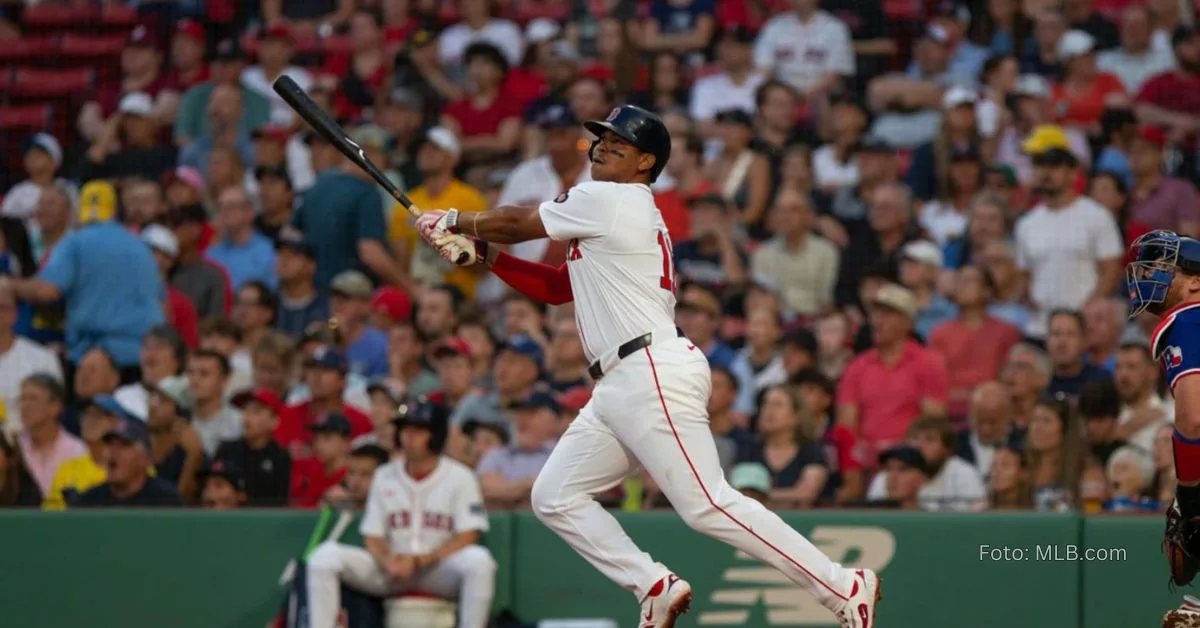 Rafael Devers haciendo swing con el uniforme de Boston Red Sox en MLB 2024