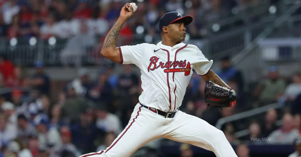 Raisel Iglesias lanzando con Atlanta Braves