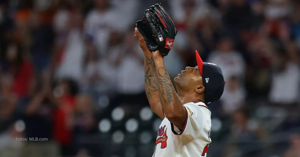 Raisel Iglesias señala al cielo y celebra otro salvamento en Grandes Ligas con Atlanta Braves