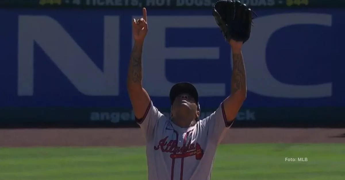 Raisel Iglesias viendo al cielo celebró la victoria de Atlanta Braves