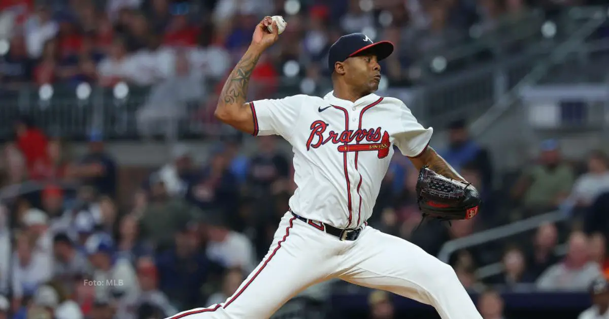 Raisel Iglesias lanzando con Atlanta Braves en MLB 2024