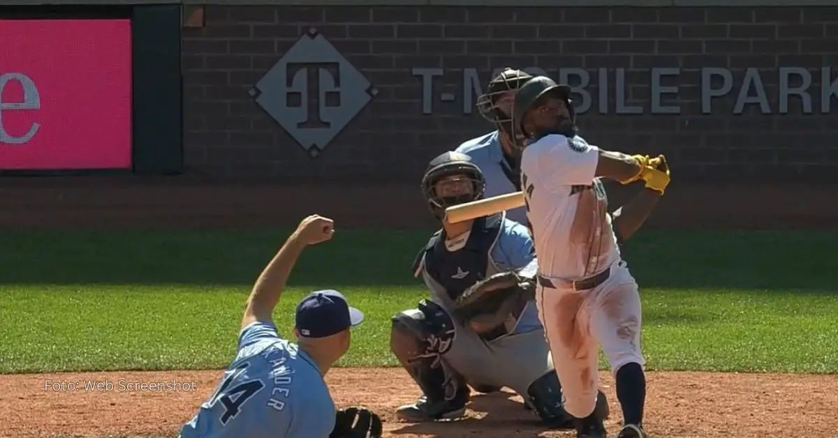 Randy Arozarena bateando jonrón con Seattle Mariners