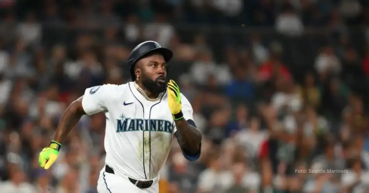 Randy Arozarena corriendo con el uniforme blanco de Seattle Mariners