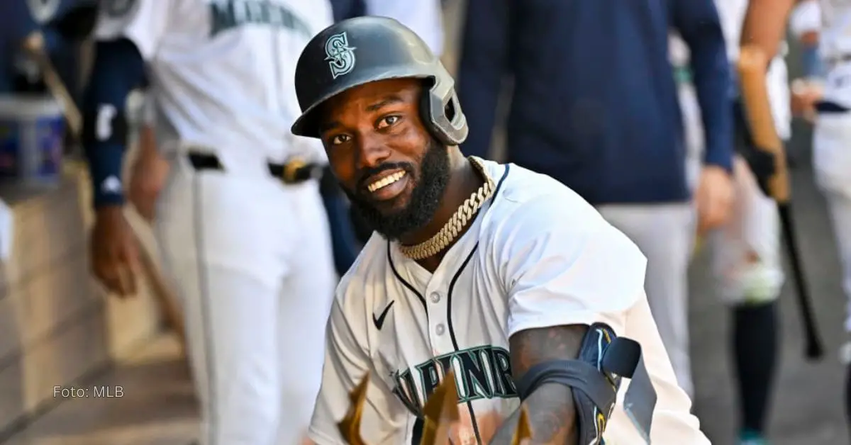 Randy Arozarena con el tridente de Seattle Mariners celebrando un batazo en MLB