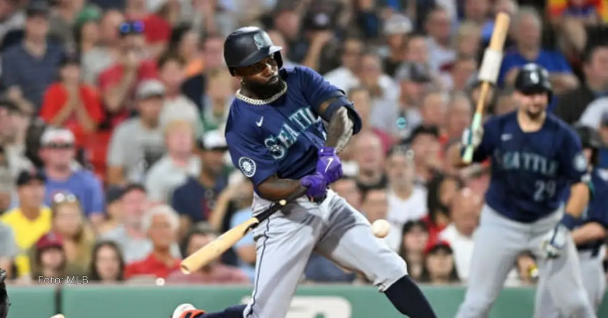 Randy Arozarena haciendo swing en el cajón de bateo para impactar la bola en MLB 2024 con Seattle Mariners