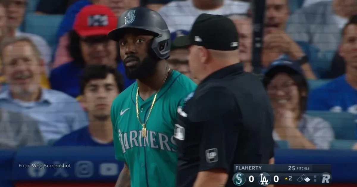 Randy Arozarena molesto después de un pelotazo en duelo entre Los Angeles Dodgers y Seattle Mariners