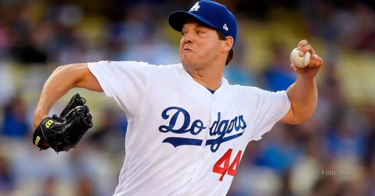 Rich Hill con la bola en la mano para lanzar con el uniforme de Los Angeles Dodgers en MLB