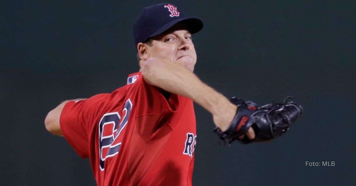 Rich Hill lanzando con el uniforme de Boston Red Sox en Grandes Ligas