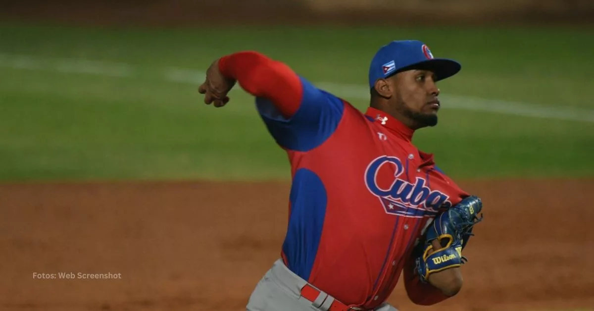 Ronald Bolaños lanzando con el uniforme del equipo Cuba