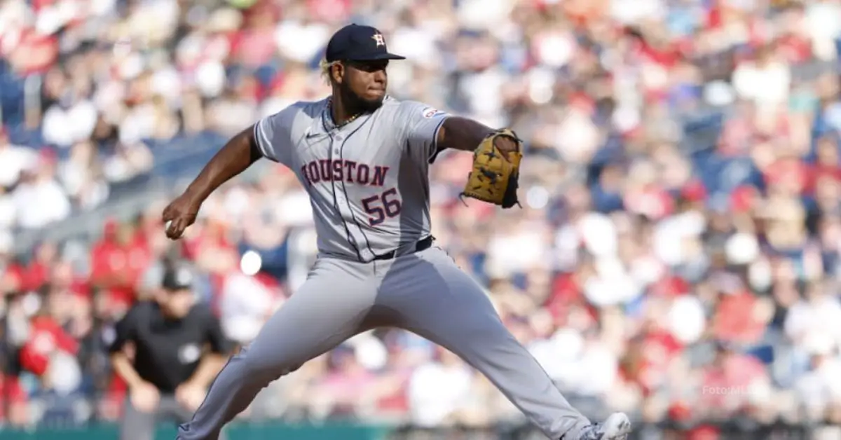 Ronel Blanco lanzando con Houston Astros