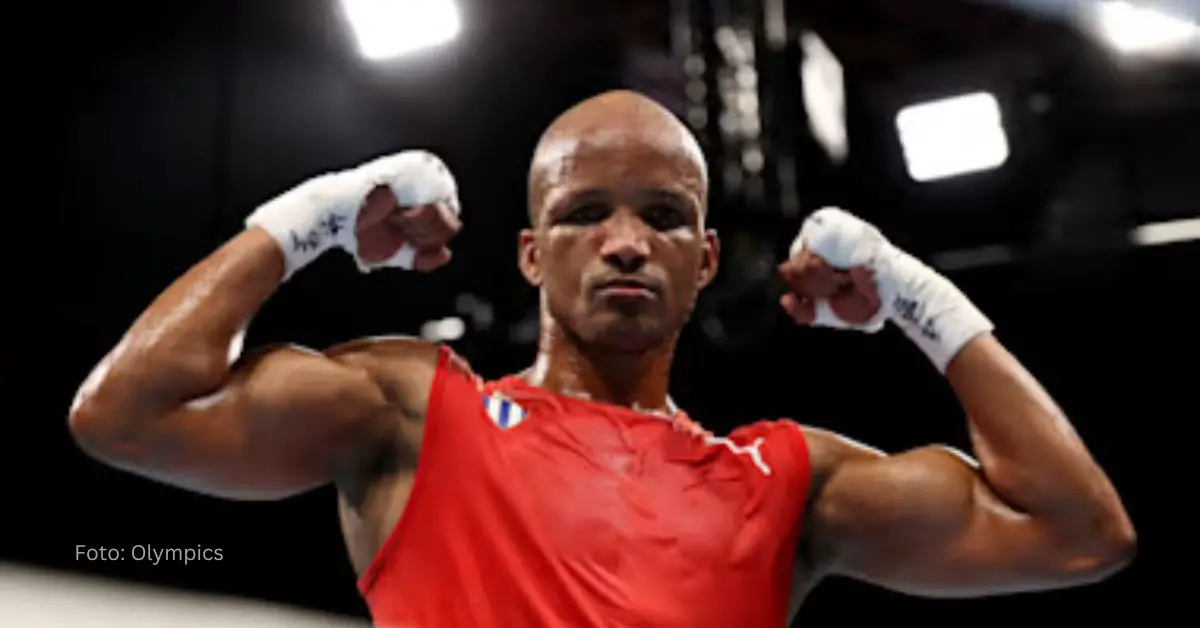 Roniel Iglesias celebrando con los puños en alto la victoria con el uniforme del equipo Cuba