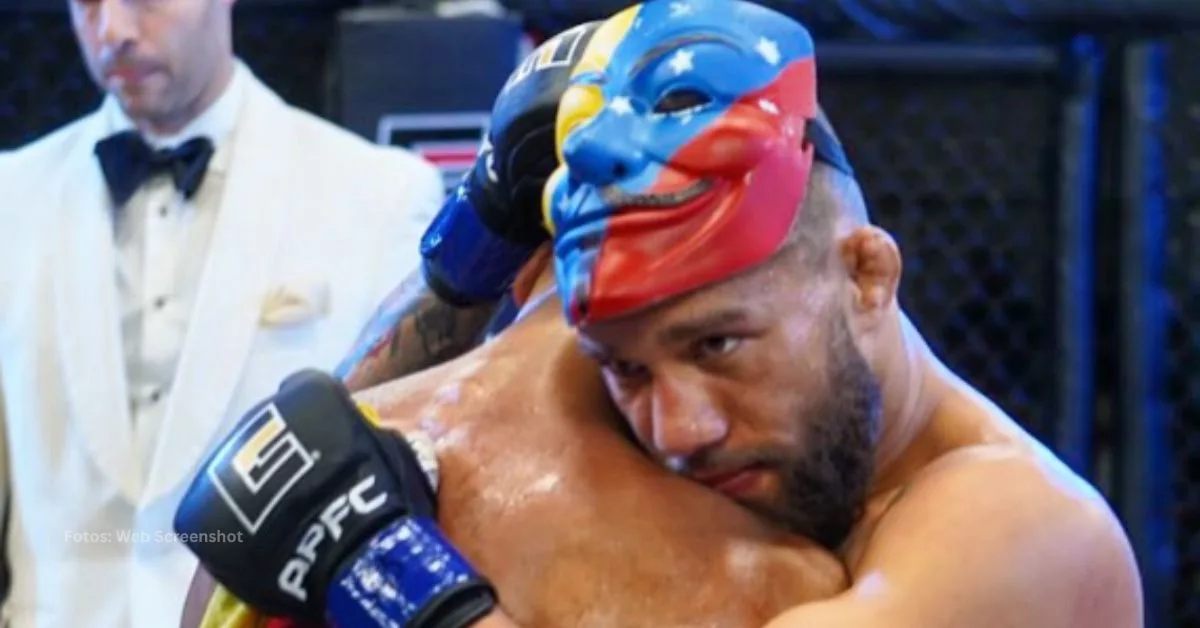 Roybert Echeverría con una máscara de la bandera de Venezuela