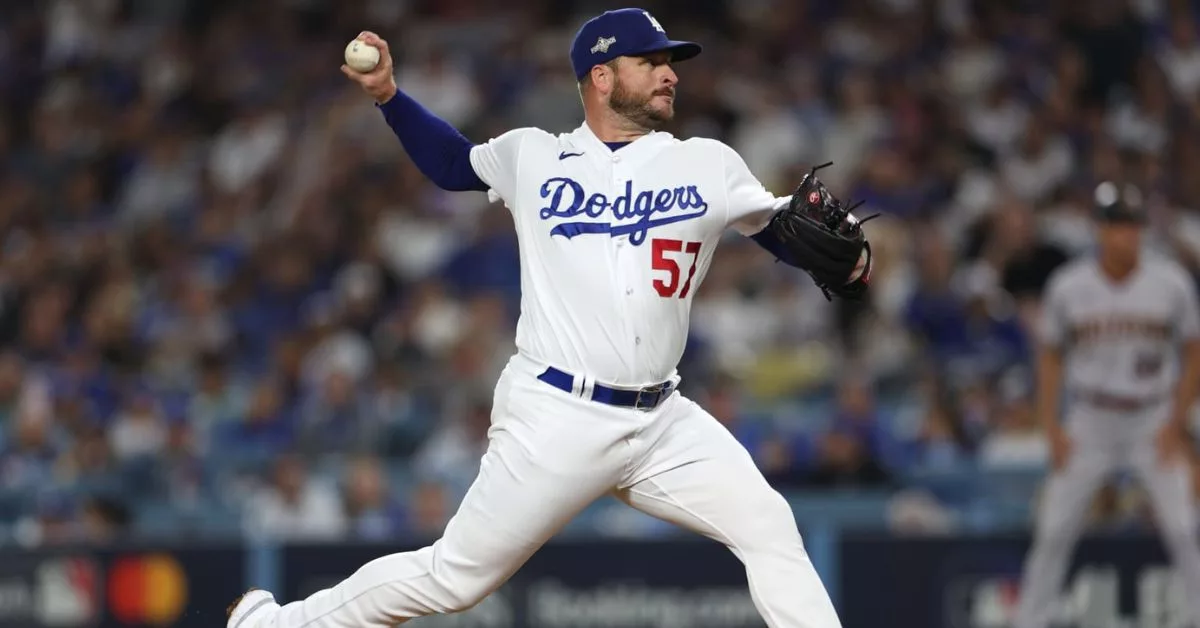 Ryan Brasier con el uniforme de Los Angeles Dodgers, el número 57, un guante negro y lanzando a la derecha