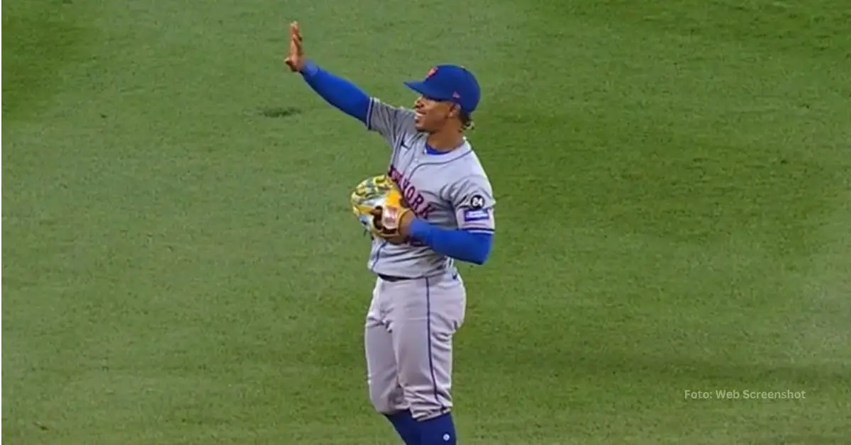 Francisco Lindor saludando luego de la jugada en el New York Mets vs Chicago