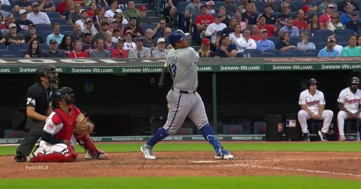 Salvador Pérez conectando jonrón con Kansas City Royals