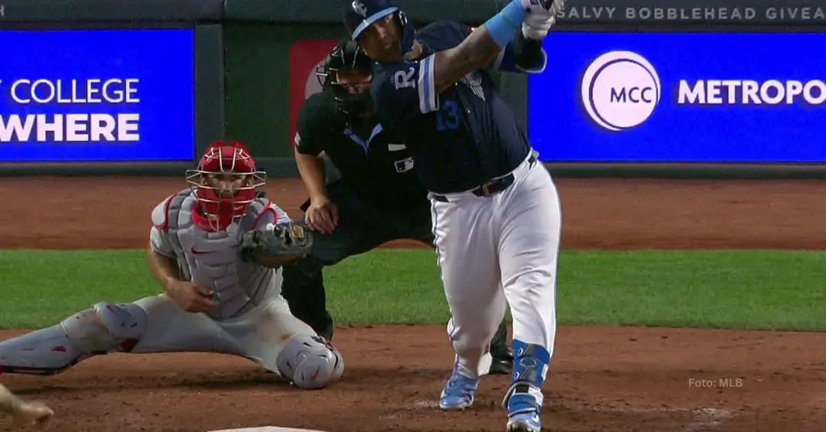 Salvador Pérez bateando con Kansas City Royals