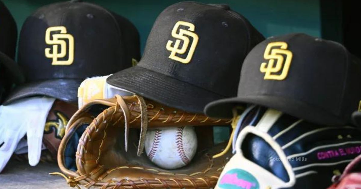 Gorras de San Diego Padres en dugout