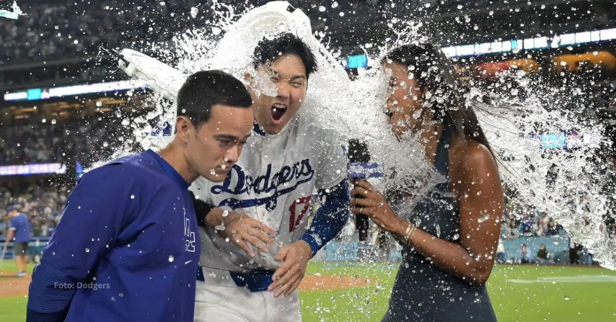 Shohei Ohtani celebrando después de hacer historia en MLB