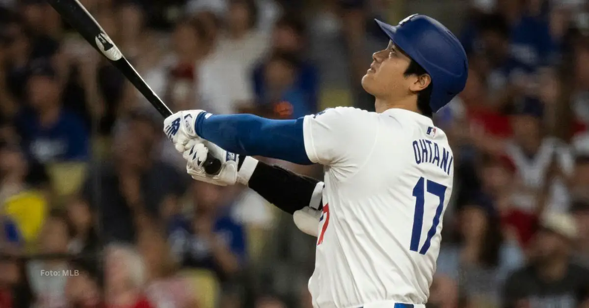 Shohei Ohtani conectando un elevado con Los Angeles Dodgers