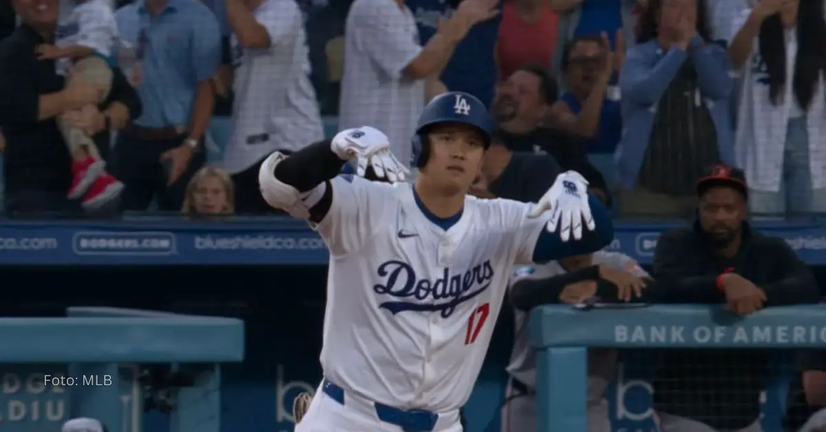 Shohei Ohtani observando como viaja su jonrón 42 en dirección a las gradas con el uniforme de Los Angeles Dodgers en MLB