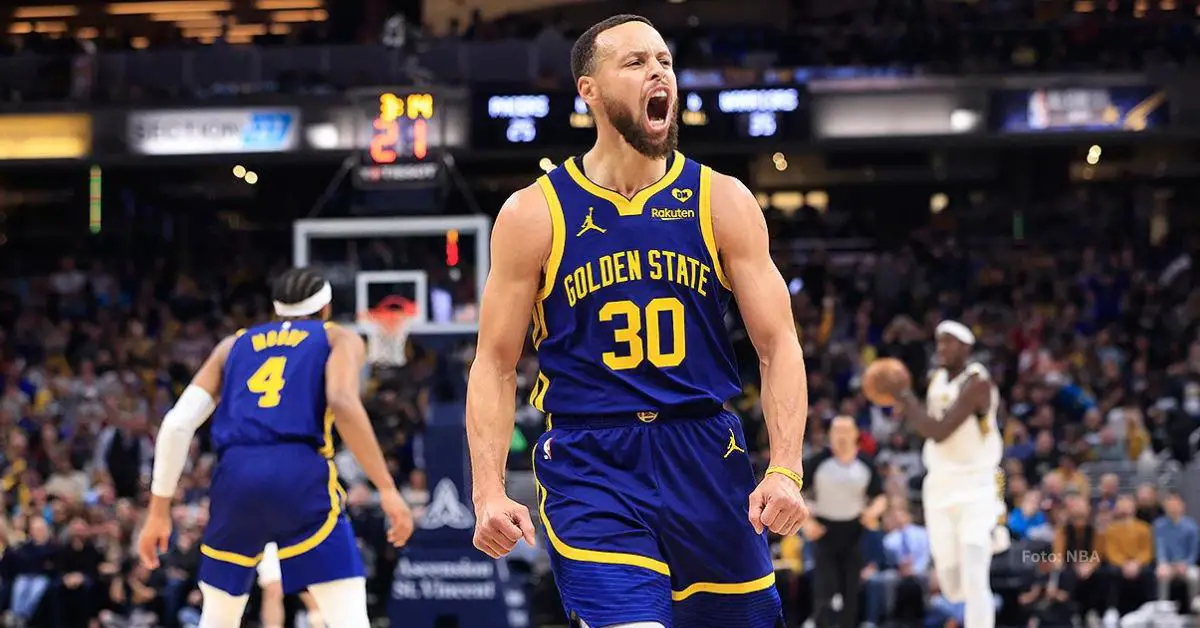 Stephen Curry celebrando una cesta con Golden State Warriors