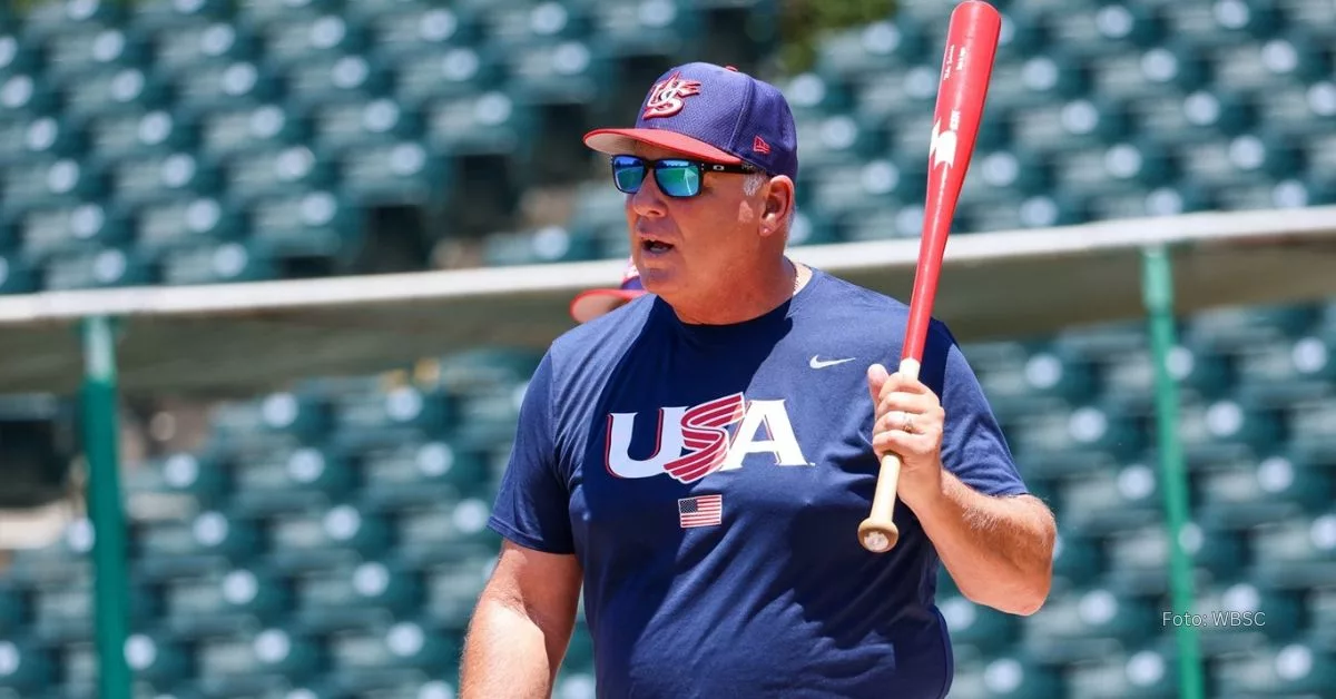 Manager Mike Scioscia durante una práctica de defensa del Team USA que participó en Tokyo 2020