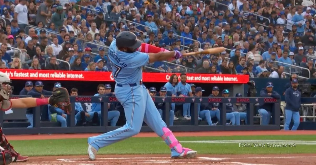 Vladimir Guerrero Jr. bateando jonrón en el Rogers Centre de Canadá