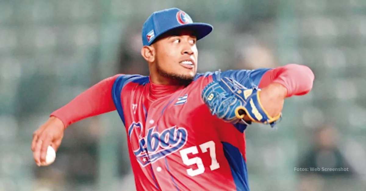 Ronald Bolaños lanzando con el uniforme del equipo Cuba