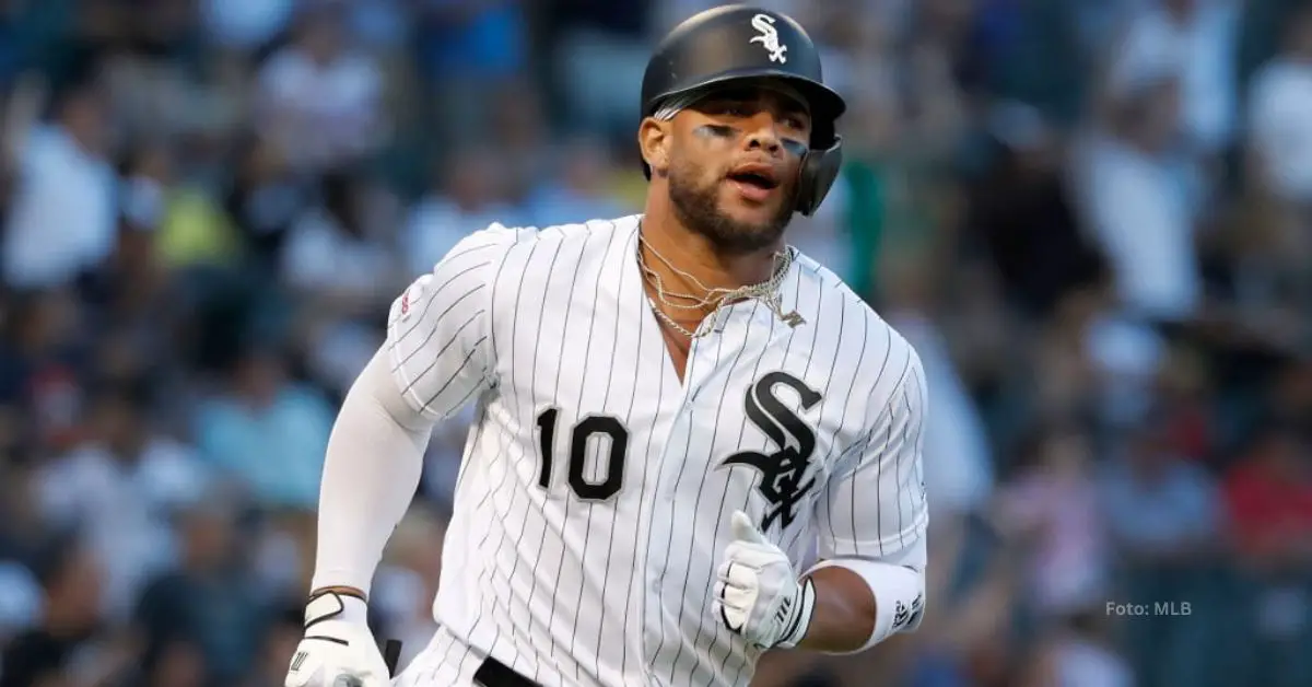 Yoan Moncada tras un batazo dado con Chicago White Sox