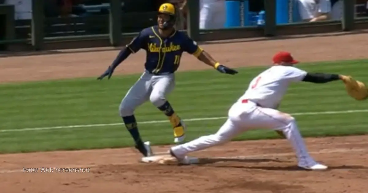 El venezolano Jackson Chourio tras pisar mal la primera almohadilla en el juego entre Milwaukee Brewers y Cincinnati Reds