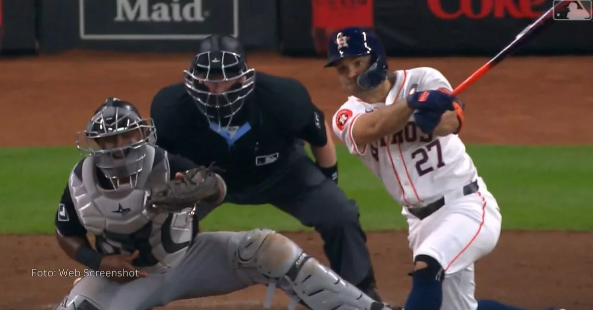 Jose Altuve bateando hit en Minute Maid Park