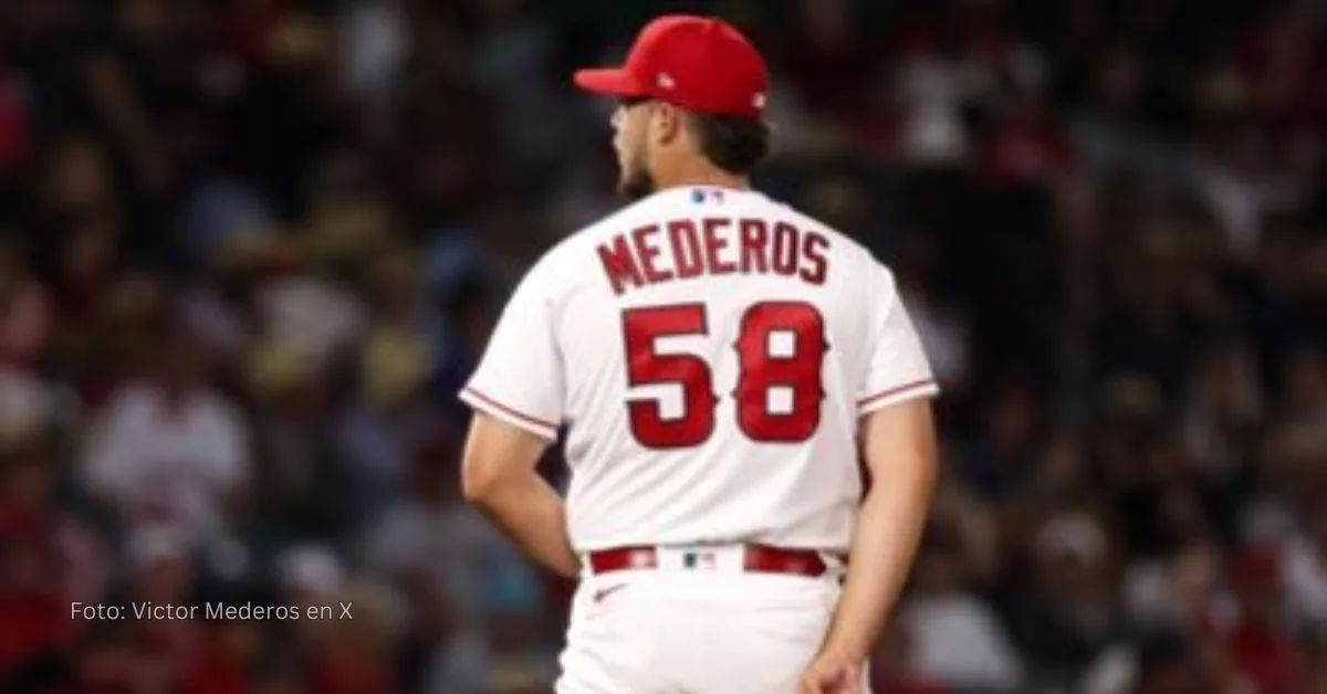 Víctor Mederos preparando un lanzamiento con el uniforme de Los Angeles Angels