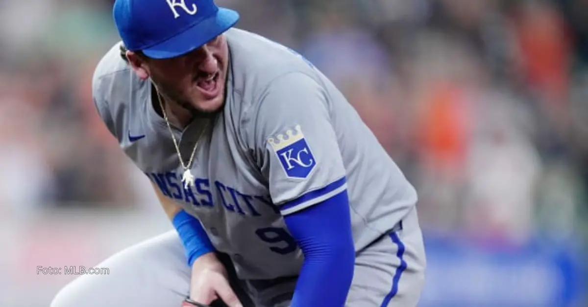 Vinnie Pasquantino con una fractura en su dedo y el uniforme gris de Kansas City Royals en MLB 2024