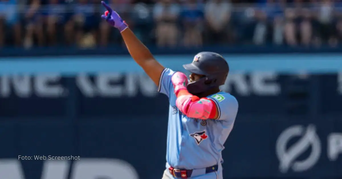 Vladimir Guerrero Jr. celebrando un extrabase con el uniforme de Toronto Blue Jays