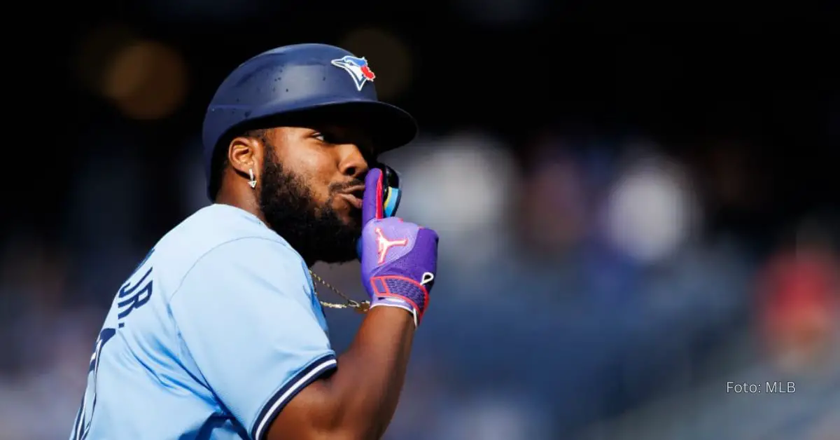 Vladimir Guerrero Jr. mandando a hacer silencio con el uniforme de Toronto Blue Jays en MLB 2024