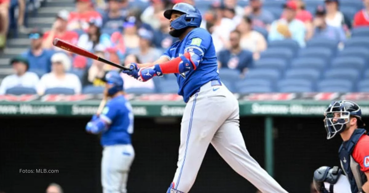 Vladimir Guerrero Jr observado una bola de jonrón después de hacer swing con el uniforme de Toronto