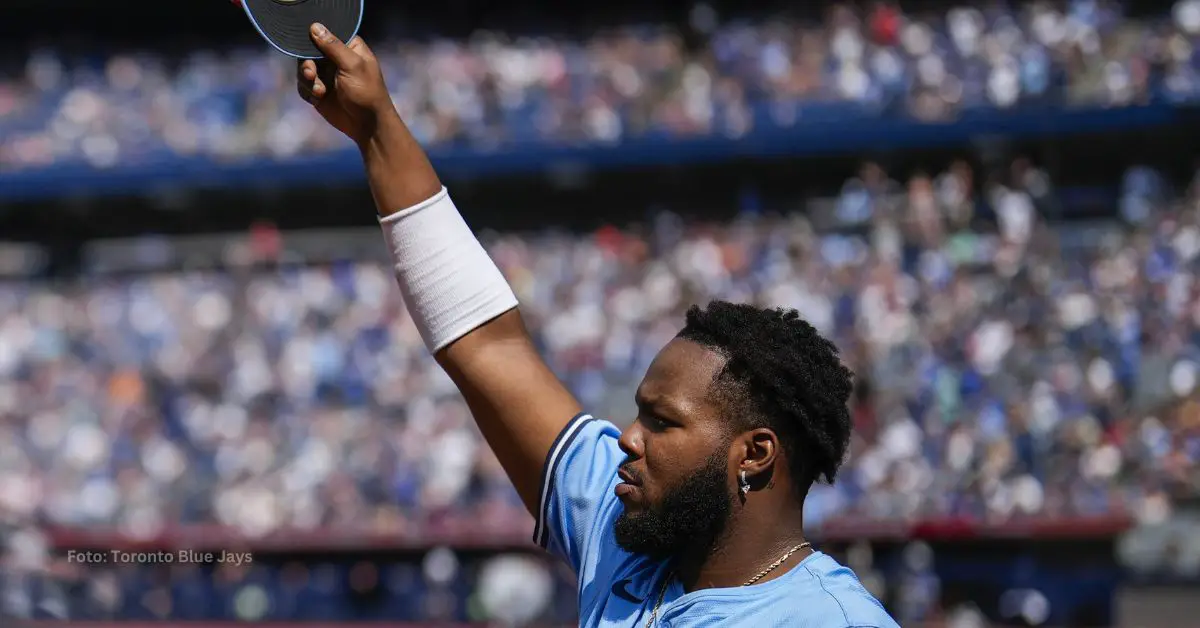 Vladimir Guerrero Jr. alzando su gorra ante el público de Toronto Blue Jays