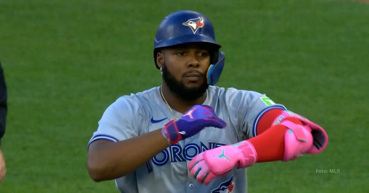 Vladimir Guerrero Jr. haciendo gestos hacia el dugout de Toronto Blue Jays tras conectar un sencillo