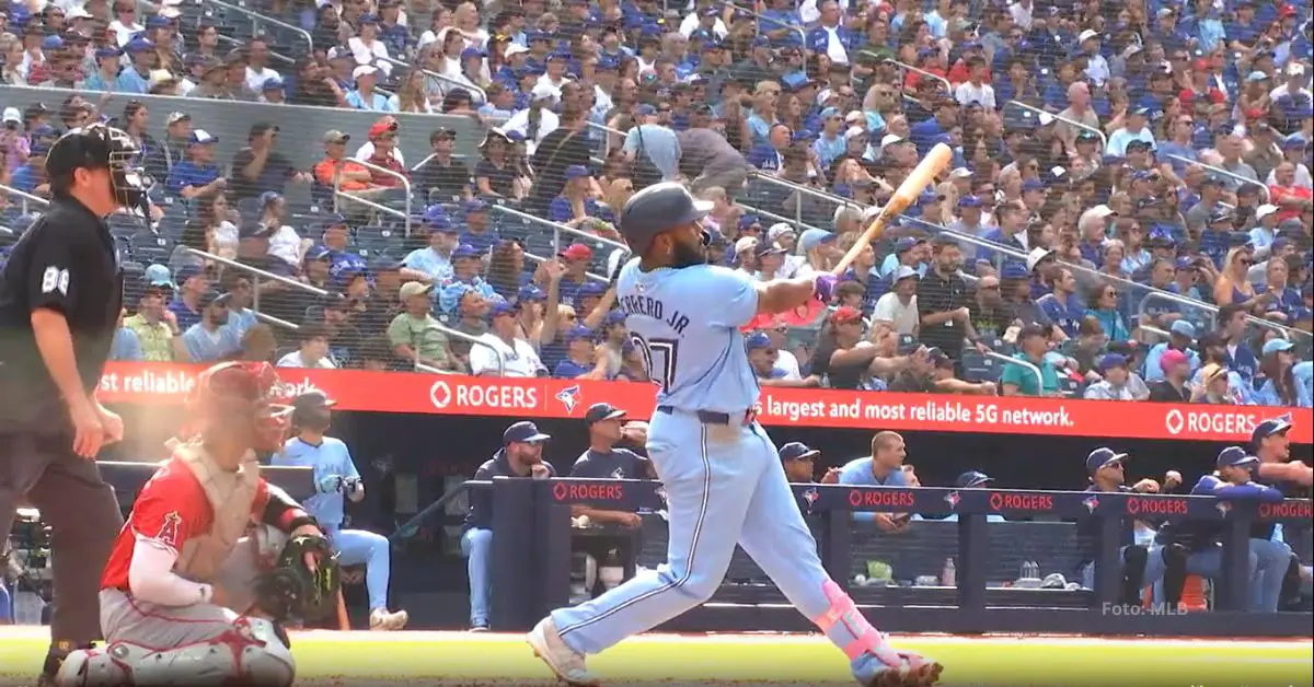 Dominicano Vladimir Guerrero jr mirando la pelota que bateó con Toronto