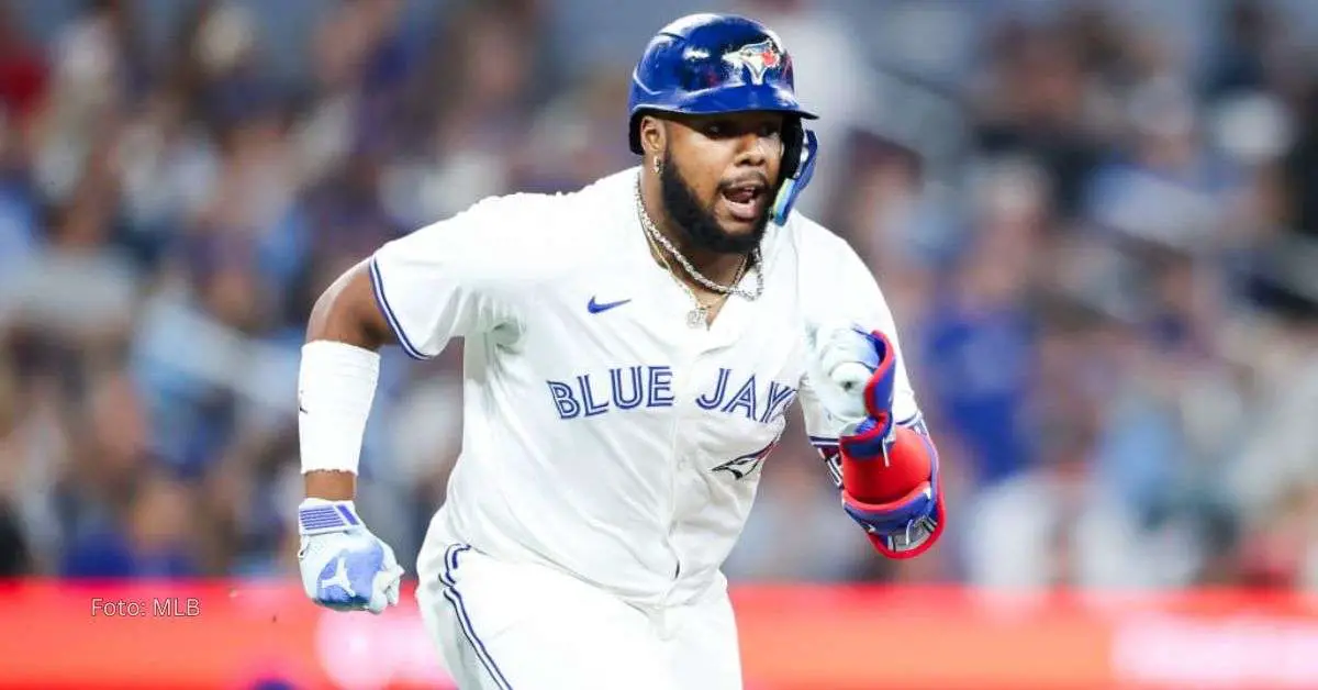 Vladimir Guerrero Jr. corriendo con el uniforme de Toronto Blue Jays en MLB