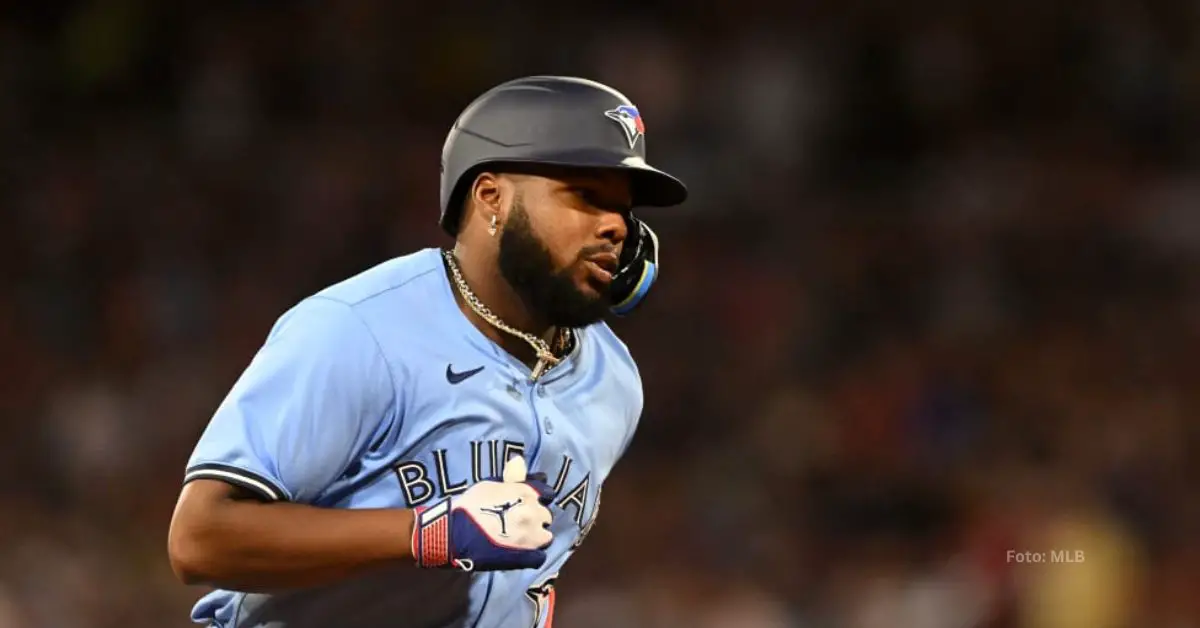 Vladimir Guerrero Jr. recorriendo las bases con el uniforme azul de Toronto Blue Jays