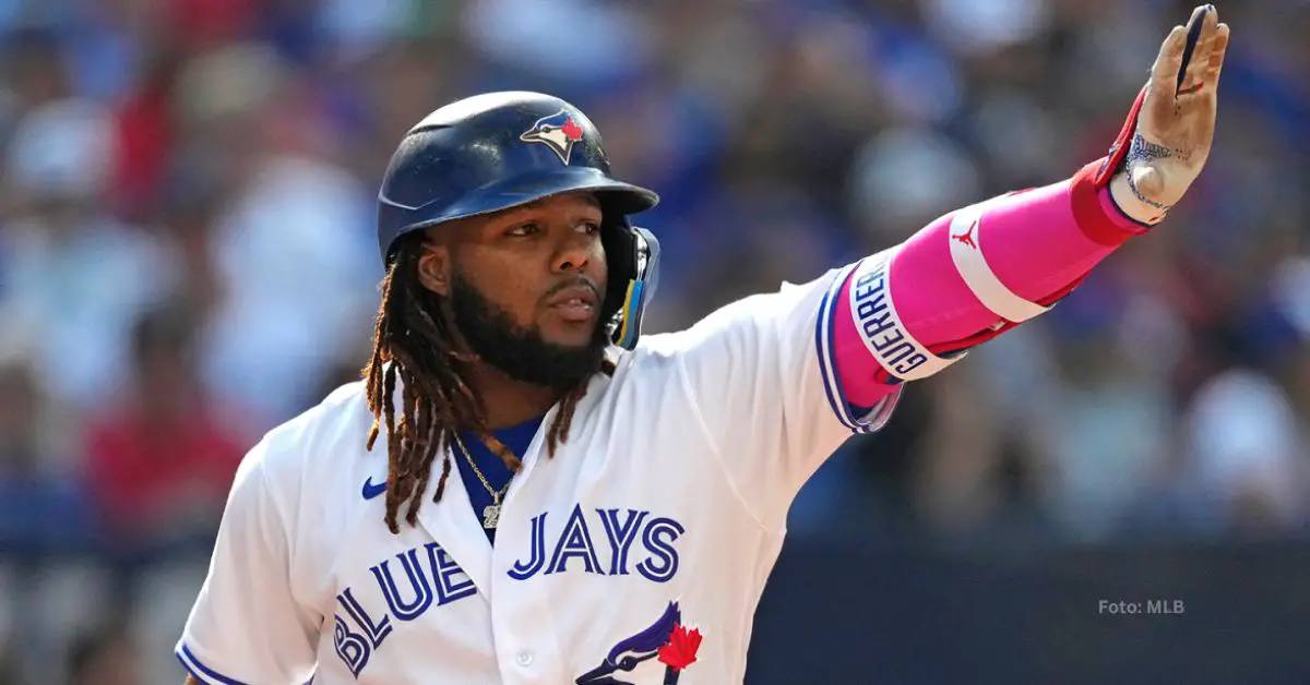 Vladimir Guerrero Jr. con el uniforme blanco de Toronto Blue Jays