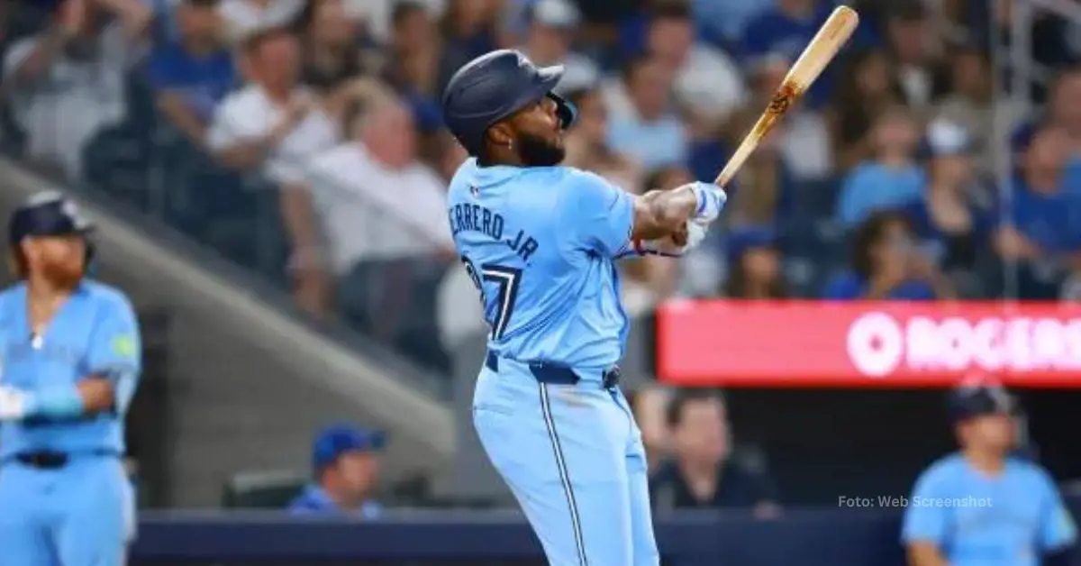 Vladimir Guerrero Jr. haciendo swing con Toronto Blue Jays