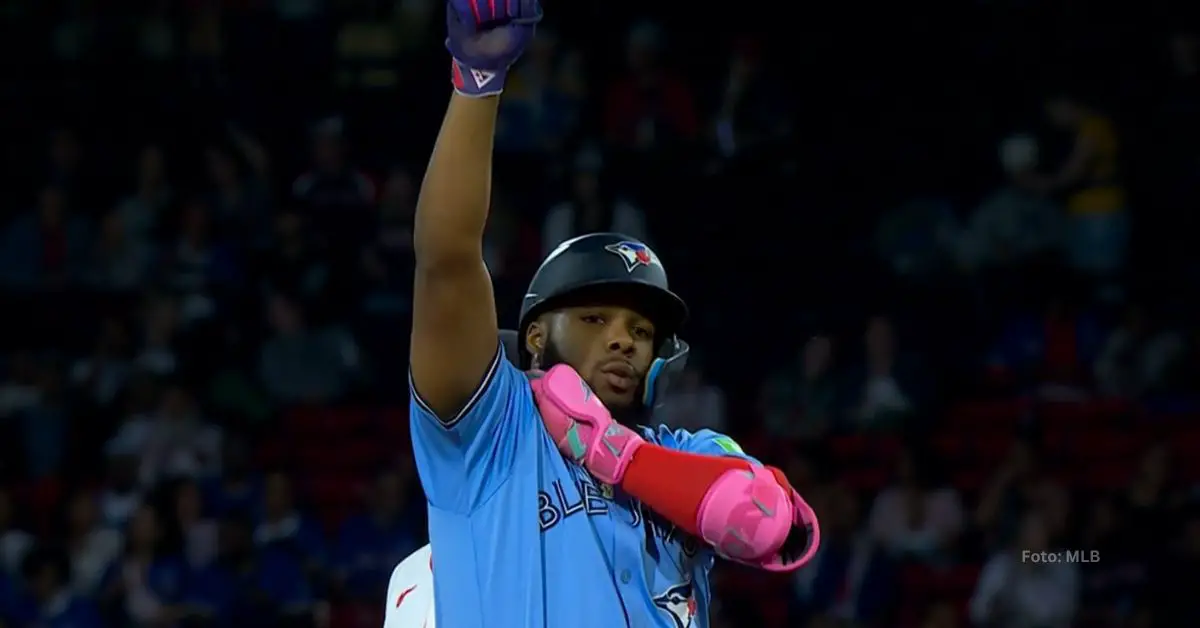 Vladimir Guerrero Jr. levantando la mano tras doble remolcador con Toronto Blue Jays