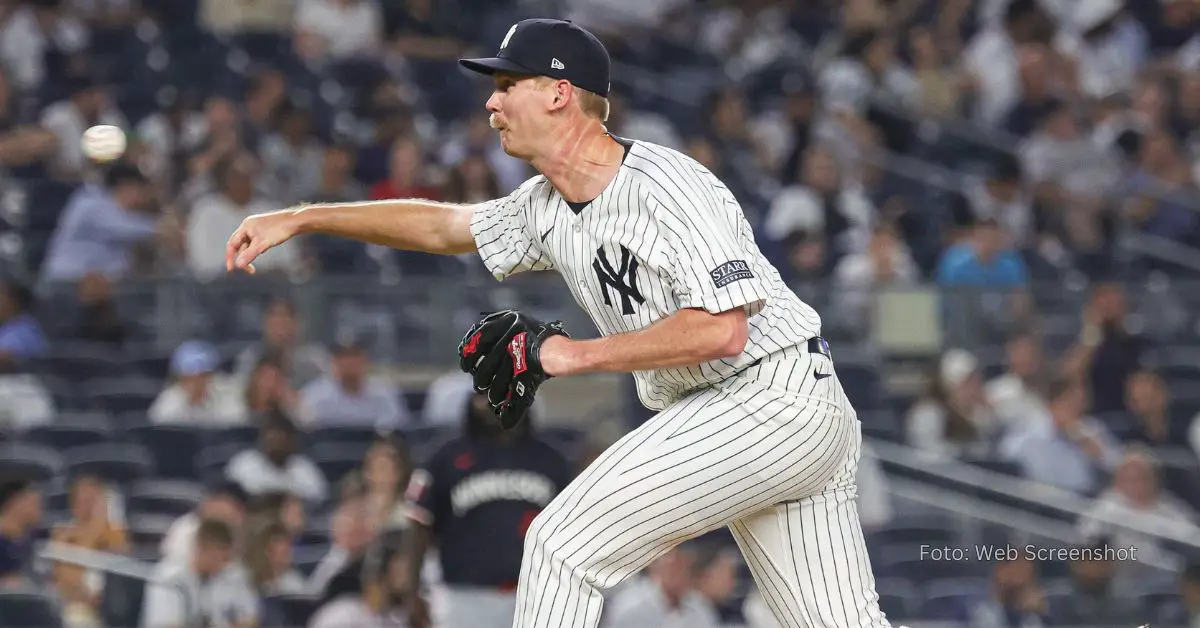 Michael Tonkin lanzando con Yankees