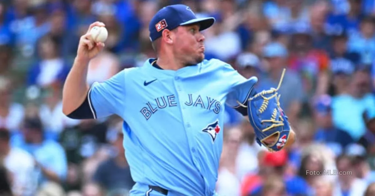 Yariel Rodríguez realizando movimiento de lanzar con uniforme azul de Toronto Blue Jays en MLB 2024