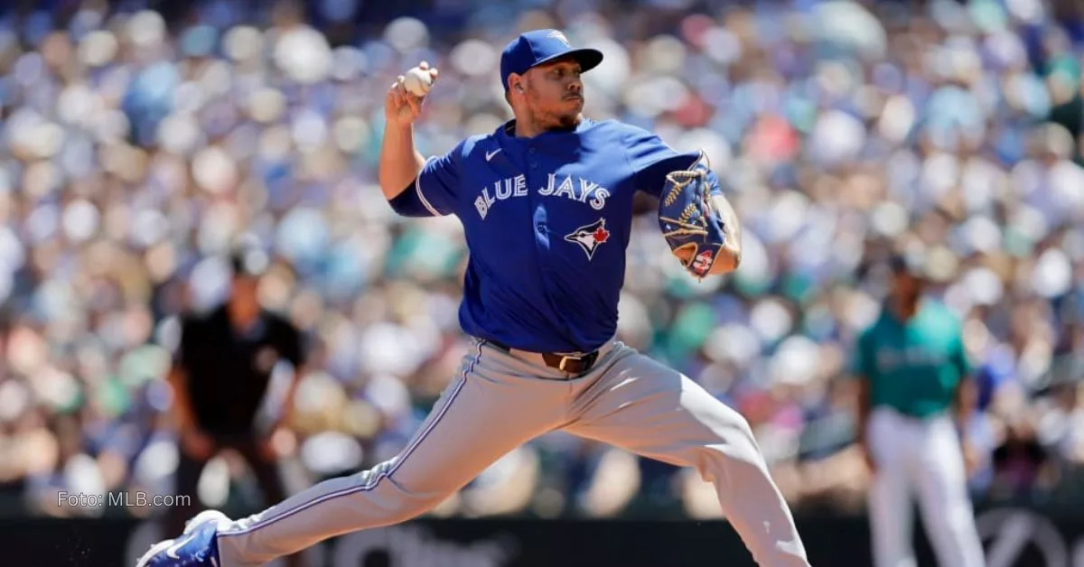 Yariel Rodríguez haciendo movimientos de lanzar en MLB con el uniforme de Toronto Blue Jays