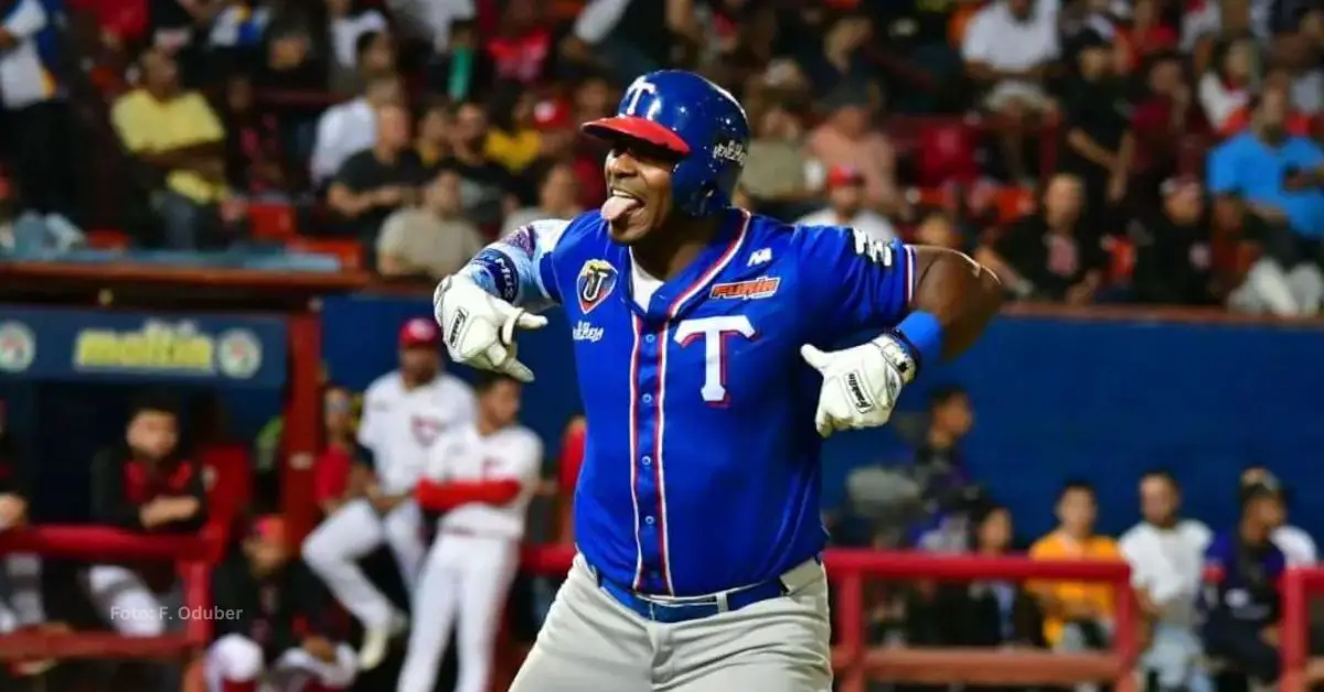 El cubano Yasiel Puig celebrando un jonrón en la final de la LVBP con Tiburones 